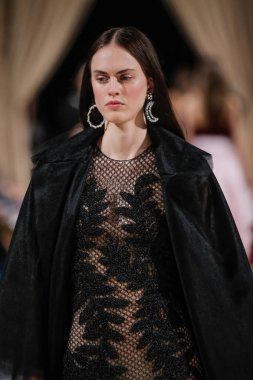 New York, Ny - 12 Şubat: Oscar De La Renta moda pist göstermek Şubat 2018 New York moda haftası da Cunard Binası, 12 Şubat 2018'sırasında New York'ta bir modeli yürür.