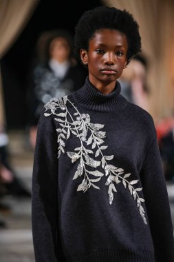 New York, Ny - 12 Şubat: Oscar De La Renta moda pist göstermek Şubat 2018 New York moda haftası da Cunard Binası, 12 Şubat 2018'sırasında New York'ta bir modeli yürür.