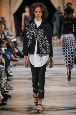 New York, Ny - 12 Şubat: Oscar De La Renta moda pist göstermek Şubat 2018 New York moda haftası da Cunard Binası, 12 Şubat 2018'sırasında New York'ta bir modeli yürür.