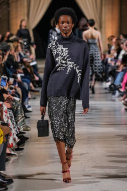 New York, Ny - 12 Şubat: Oscar De La Renta moda pist göstermek Şubat 2018 New York moda haftası da Cunard Binası, 12 Şubat 2018'sırasında New York'ta bir modeli yürür.