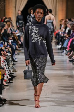 New York, Ny - 12 Şubat: Oscar De La Renta moda pist göstermek Şubat 2018 New York moda haftası da Cunard Binası, 12 Şubat 2018'sırasında New York'ta bir modeli yürür.