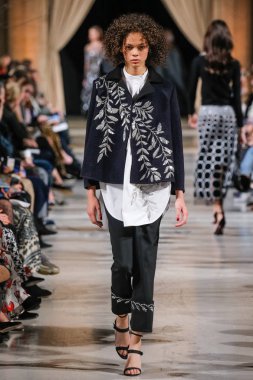 New York, Ny - 12 Şubat: Oscar De La Renta moda pist göstermek Şubat 2018 New York moda haftası da Cunard Binası, 12 Şubat 2018'sırasında New York'ta bir modeli yürür.