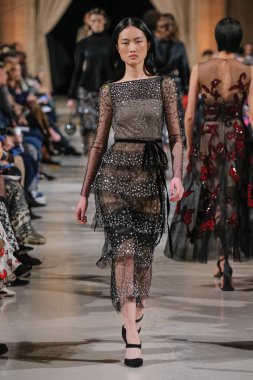 New York, Ny - 12 Şubat: Oscar De La Renta moda pist göstermek Şubat 2018 New York moda haftası da Cunard Binası, 12 Şubat 2018'sırasında New York'ta bir modeli yürür.