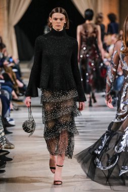 New York, Ny - 12 Şubat: Oscar De La Renta moda pist göstermek Şubat 2018 New York moda haftası da Cunard Binası, 12 Şubat 2018'sırasında New York'ta bir modeli yürür.