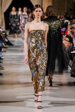 New York, Ny - 12 Şubat: Oscar De La Renta moda pist göstermek Şubat 2018 New York moda haftası da Cunard Binası, 12 Şubat 2018'sırasında New York'ta bir modeli yürür.