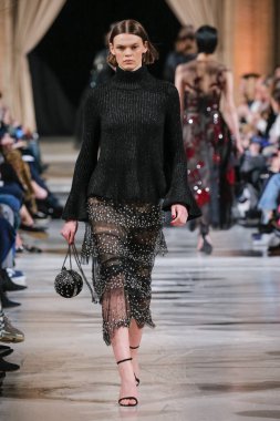 New York, Ny - 12 Şubat: Oscar De La Renta moda pist göstermek Şubat 2018 New York moda haftası da Cunard Binası, 12 Şubat 2018'sırasında New York'ta bir modeli yürür.