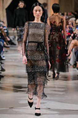 New York, Ny - 12 Şubat: Oscar De La Renta moda pist göstermek Şubat 2018 New York moda haftası da Cunard Binası, 12 Şubat 2018'sırasında New York'ta bir modeli yürür.