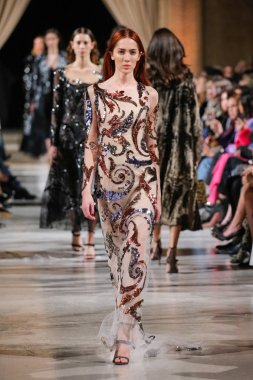 New York, Ny - 12 Şubat: Oscar De La Renta moda pist göstermek Şubat 2018 New York moda haftası da Cunard Binası, 12 Şubat 2018'sırasında New York'ta bir modeli yürür.