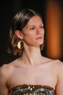 New York, Ny - 12 Şubat: Oscar De La Renta moda pist göstermek Şubat 2018 New York moda haftası da Cunard Binası, 12 Şubat 2018'sırasında New York'ta bir modeli yürür.