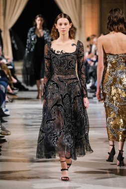 New York, Ny - 12 Şubat: Oscar De La Renta moda pist göstermek Şubat 2018 New York moda haftası da Cunard Binası, 12 Şubat 2018'sırasında New York'ta bir modeli yürür.