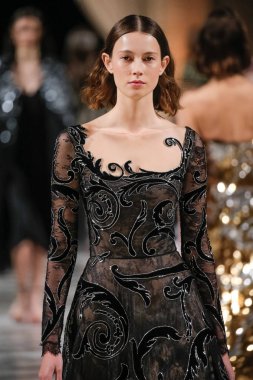 New York, Ny - 12 Şubat: Oscar De La Renta moda pist göstermek Şubat 2018 New York moda haftası da Cunard Binası, 12 Şubat 2018'sırasında New York'ta bir modeli yürür.