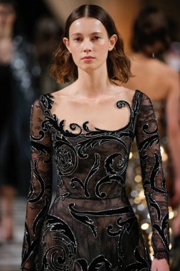 New York, Ny - 12 Şubat: Oscar De La Renta moda pist göstermek Şubat 2018 New York moda haftası da Cunard Binası, 12 Şubat 2018'sırasında New York'ta bir modeli yürür.