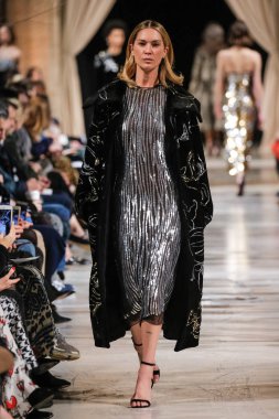 New York, Ny - 12 Şubat: Oscar De La Renta moda pist göstermek Şubat 2018 New York moda haftası da Cunard Binası, 12 Şubat 2018'sırasında New York'ta bir modeli yürür.