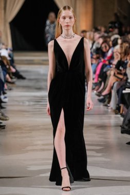 New York, Ny - 12 Şubat: Oscar De La Renta moda pist göstermek Şubat 2018 New York moda haftası da Cunard Binası, 12 Şubat 2018'sırasında New York'ta bir modeli yürür.