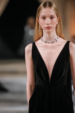 New York, Ny - 12 Şubat: Oscar De La Renta moda pist göstermek Şubat 2018 New York moda haftası da Cunard Binası, 12 Şubat 2018'sırasında New York'ta bir modeli yürür.