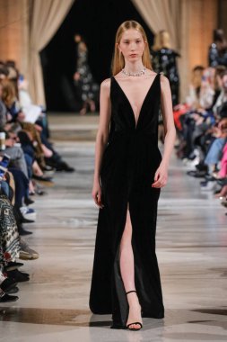 New York, Ny - 12 Şubat: Oscar De La Renta moda pist göstermek Şubat 2018 New York moda haftası da Cunard Binası, 12 Şubat 2018'sırasında New York'ta bir modeli yürür.