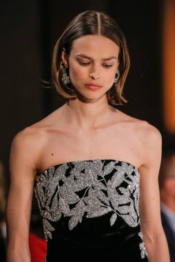 New York, Ny - 12 Şubat: Oscar De La Renta moda pist göstermek Şubat 2018 New York moda haftası da Cunard Binası, 12 Şubat 2018'sırasında New York'ta bir modeli yürür.