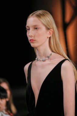 New York, Ny - 12 Şubat: Oscar De La Renta moda pist göstermek Şubat 2018 New York moda haftası da Cunard Binası, 12 Şubat 2018'sırasında New York'ta bir modeli yürür.