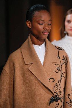 New York, Ny - 12 Şubat: Modelleri yürüyüş New York'ta Oscar De La Renta moda gösterisi sırasında Şubat 2018 New York moda haftası da Cunard Binası, 12 Şubat 2018'de pist final.