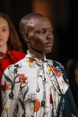 New York, Ny - 12 Şubat: Modelleri yürüyüş New York'ta Oscar De La Renta moda gösterisi sırasında Şubat 2018 New York moda haftası da Cunard Binası, 12 Şubat 2018'de pist final.