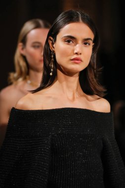 New York, Ny - 12 Şubat: Modelleri yürüyüş New York'ta Oscar De La Renta moda gösterisi sırasında Şubat 2018 New York moda haftası da Cunard Binası, 12 Şubat 2018'de pist final.