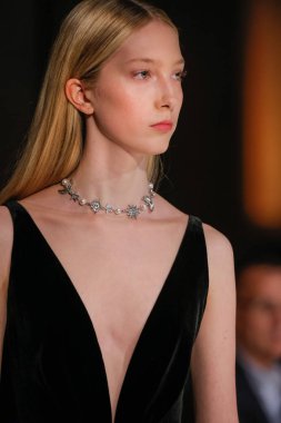 New York, Ny - 12 Şubat: Oscar De La Renta moda pist göstermek Şubat 2018 New York moda haftası da Cunard Binası, 12 Şubat 2018'sırasında New York'ta bir modeli yürür.