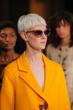 New York, Ny - 12 Şubat: Modelleri yürüyüş New York'ta Oscar De La Renta moda gösterisi sırasında Şubat 2018 New York moda haftası da Cunard Binası, 12 Şubat 2018'de pist final.