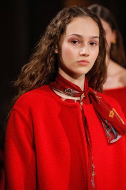 New York, Ny - 12 Şubat: Modelleri yürüyüş New York'ta Oscar De La Renta moda gösterisi sırasında Şubat 2018 New York moda haftası da Cunard Binası, 12 Şubat 2018'de pist final.