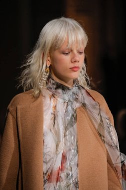 New York, Ny - 12 Şubat: Modelleri yürüyüş New York'ta Oscar De La Renta moda gösterisi sırasında Şubat 2018 New York moda haftası da Cunard Binası, 12 Şubat 2018'de pist final.