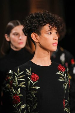 New York, Ny - 12 Şubat: Modelleri yürüyüş New York'ta Oscar De La Renta moda gösterisi sırasında Şubat 2018 New York moda haftası da Cunard Binası, 12 Şubat 2018'de pist final.
