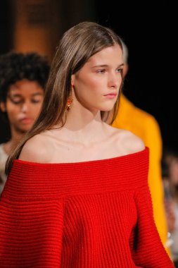 New York, Ny - 12 Şubat: Modelleri yürüyüş New York'ta Oscar De La Renta moda gösterisi sırasında Şubat 2018 New York moda haftası da Cunard Binası, 12 Şubat 2018'de pist final.