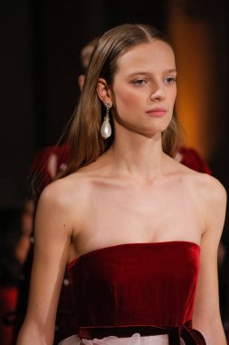 New York, Ny - 12 Şubat: Modelleri yürüyüş New York'ta Oscar De La Renta moda gösterisi sırasında Şubat 2018 New York moda haftası da Cunard Binası, 12 Şubat 2018'de pist final.