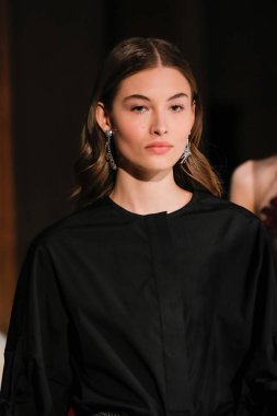 New York, Ny - 12 Şubat: Modelleri yürüyüş New York'ta Oscar De La Renta moda gösterisi sırasında Şubat 2018 New York moda haftası da Cunard Binası, 12 Şubat 2018'de pist final.