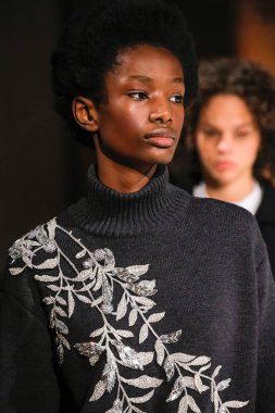 New York, Ny - 12 Şubat: Modelleri yürüyüş New York'ta Oscar De La Renta moda gösterisi sırasında Şubat 2018 New York moda haftası da Cunard Binası, 12 Şubat 2018'de pist final.
