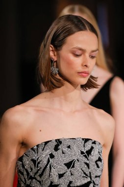 New York, Ny - 12 Şubat: Modelleri yürüyüş New York'ta Oscar De La Renta moda gösterisi sırasında Şubat 2018 New York moda haftası da Cunard Binası, 12 Şubat 2018'de pist final.