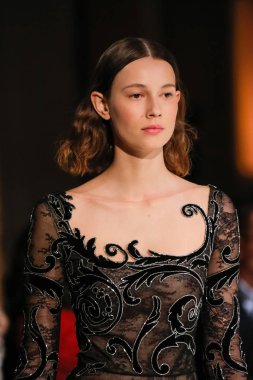 New York, Ny - 12 Şubat: Modelleri yürüyüş New York'ta Oscar De La Renta moda gösterisi sırasında Şubat 2018 New York moda haftası da Cunard Binası, 12 Şubat 2018'de pist final.