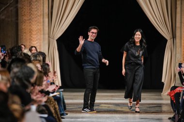 New York, Ny - 12 Şubat: Fernando Garcia ve Laura Kim, co-yaratıcı yönetmen Oscar de la Renta Oscar De La Renta moda gösterisi sırasında Şubat 2018 New York moda haftası da Cunard Binası, 12 Şubat 2018'new York'ta pist yürümek