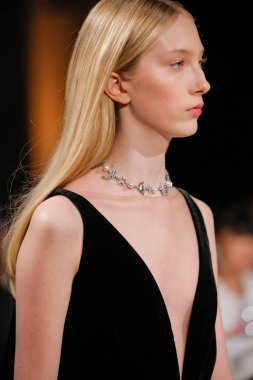 New York, Ny - 12 Şubat: Modelleri yürüyüş New York'ta Oscar De La Renta moda gösterisi sırasında Şubat 2018 New York moda haftası da Cunard Binası, 12 Şubat 2018'de pist final.