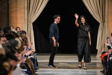 New York, Ny - 12 Şubat: Fernando Garcia ve Laura Kim, co-yaratıcı yönetmen Oscar de la Renta Oscar De La Renta moda gösterisi sırasında Şubat 2018 New York moda haftası da Cunard Binası, 12 Şubat 2018'new York'ta pist yürümek