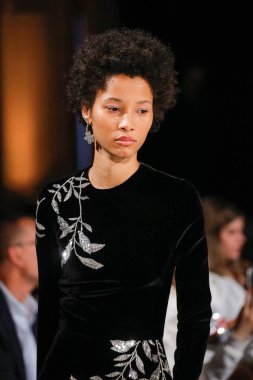 New York, Ny - 12 Şubat: Modelleri yürüyüş New York'ta Oscar De La Renta moda gösterisi sırasında Şubat 2018 New York moda haftası da Cunard Binası, 12 Şubat 2018'de pist final.