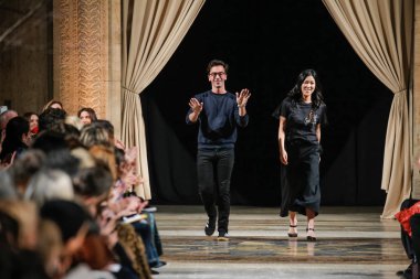New York, Ny - 12 Şubat: Fernando Garcia ve Laura Kim, co-yaratıcı yönetmen Oscar de la Renta Oscar De La Renta moda gösterisi sırasında Şubat 2018 New York moda haftası da Cunard Binası, 12 Şubat 2018'new York'ta pist yürümek