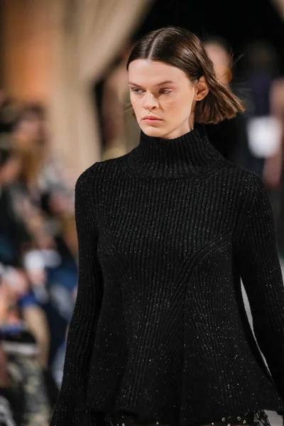 New York, Ny - 12 Şubat: Oscar De La Renta moda pist göstermek Şubat 2018 New York moda haftası da Cunard Binası, 12 Şubat 2018'sırasında New York'ta bir modeli yürür.