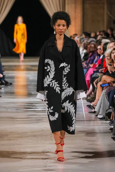 New York, Ny - 12 Şubat: Oscar De La Renta moda pist göstermek Şubat 2018 New York moda haftası da Cunard Binası, 12 Şubat 2018'sırasında New York'ta bir modeli yürür.