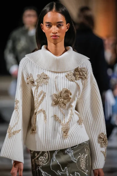 New York, Ny - 12 Şubat: Oscar De La Renta moda pist göstermek Şubat 2018 New York moda haftası da Cunard Binası, 12 Şubat 2018'sırasında New York'ta bir modeli yürür.