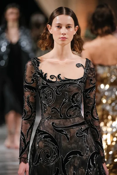 New York, Ny - 12 Şubat: Oscar De La Renta moda pist göstermek Şubat 2018 New York moda haftası da Cunard Binası, 12 Şubat 2018'sırasında New York'ta bir modeli yürür.