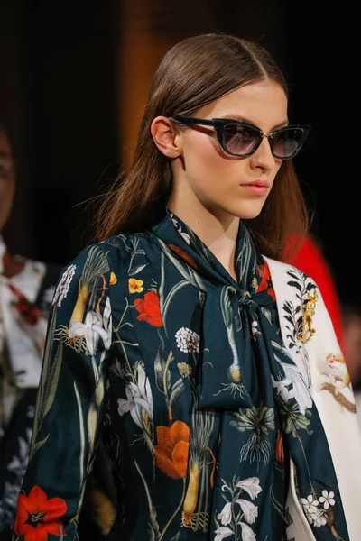 New York, Ny - 12 Şubat: Modelleri yürüyüş New York'ta Oscar De La Renta moda gösterisi sırasında Şubat 2018 New York moda haftası da Cunard Binası, 12 Şubat 2018'de pist final.