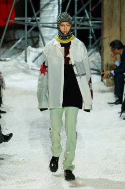 New York, Ny - 13 Şubat: Manken pist Calvin Klein koleksiyonu için 13 Şubat 2018 tarihinde New York moda haftası sırasında New York'ta yürür. 