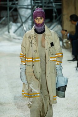 New York, Ny - 13 Şubat: Manken pist Calvin Klein koleksiyonu için 13 Şubat 2018 tarihinde New York moda haftası sırasında New York'ta yürür. 