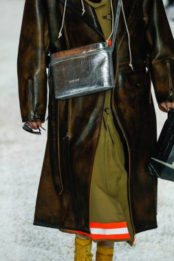 New York, Ny - 13 Şubat: Manken pist Calvin Klein koleksiyonu için 13 Şubat 2018 tarihinde New York moda haftası sırasında New York'ta yürür. 