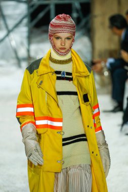 New York, Ny - 13 Şubat: Manken pist Calvin Klein koleksiyonu için 13 Şubat 2018 tarihinde New York moda haftası sırasında New York'ta yürür. 